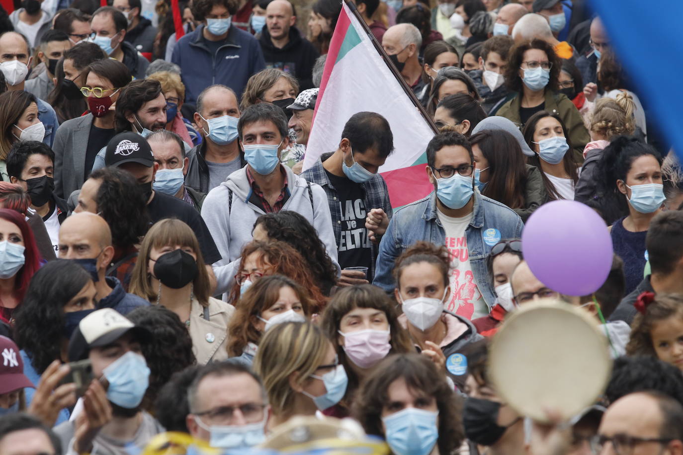 Miles de personas recorren el centro de Oviedo en la concentración por la oficialidad de la llingua. 