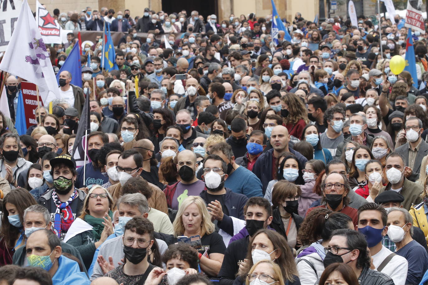 Miles de personas recorren el centro de Oviedo en la concentración por la oficialidad de la llingua. 