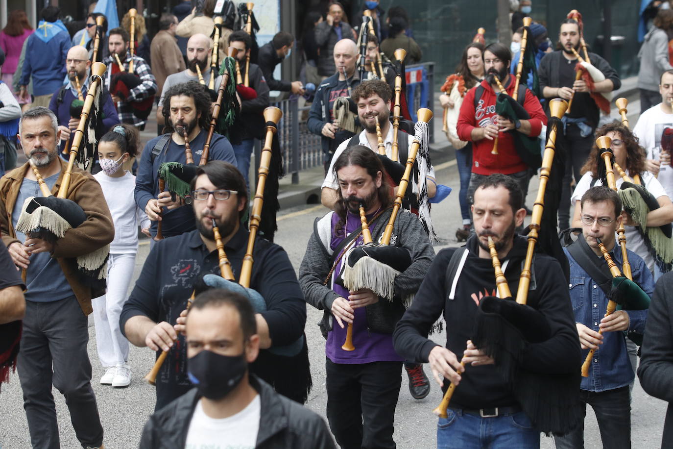 Miles de personas recorren el centro de Oviedo en la concentración por la oficialidad de la llingua. 