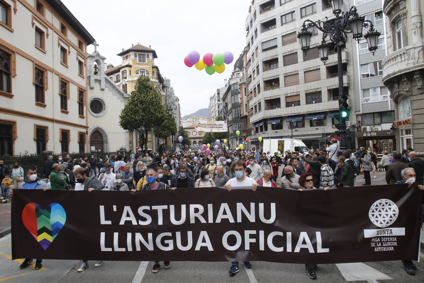 Miles de personas recorren el centro de Oviedo en la concentración por la oficialidad de la llingua. 