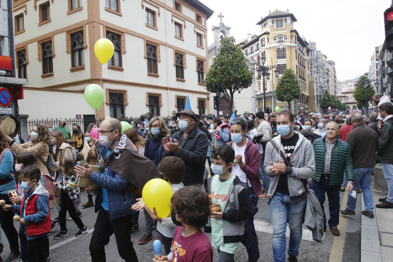 Miles de personas recorren el centro de Oviedo en la concentración por la oficialidad de la llingua. 