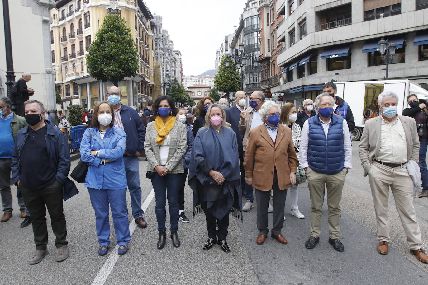 Miles de personas recorren el centro de Oviedo en la concentración por la oficialidad de la llingua. 