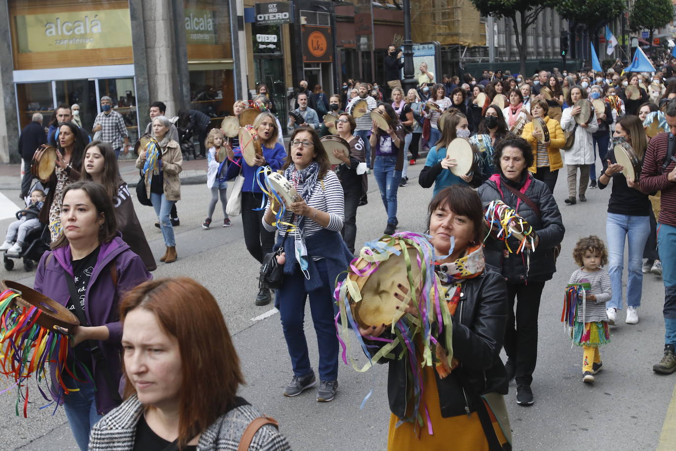 Miles de personas recorren el centro de Oviedo en la concentración por la oficialidad de la llingua. 