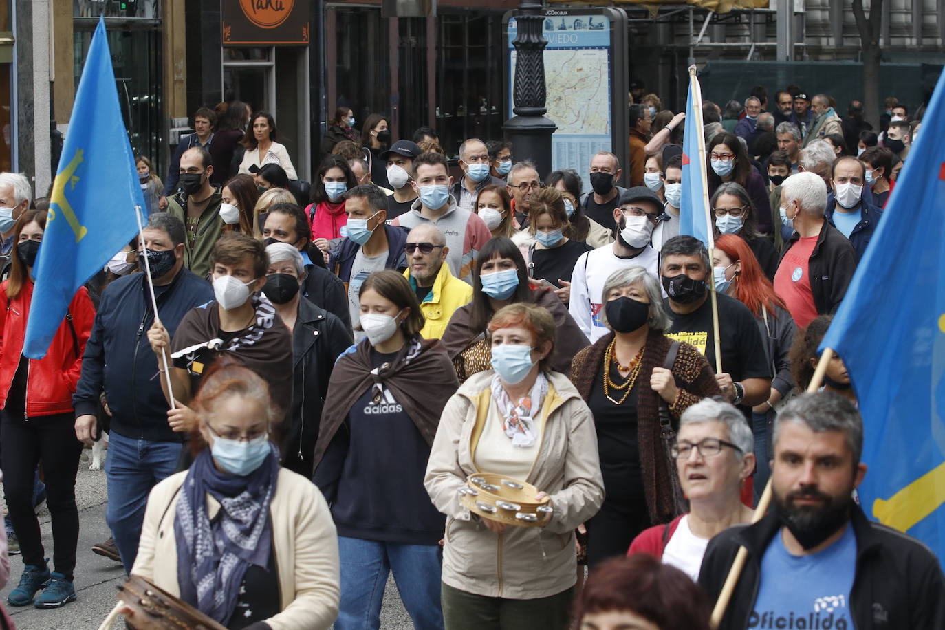 Miles de personas recorren el centro de Oviedo en la concentración por la oficialidad de la llingua. 