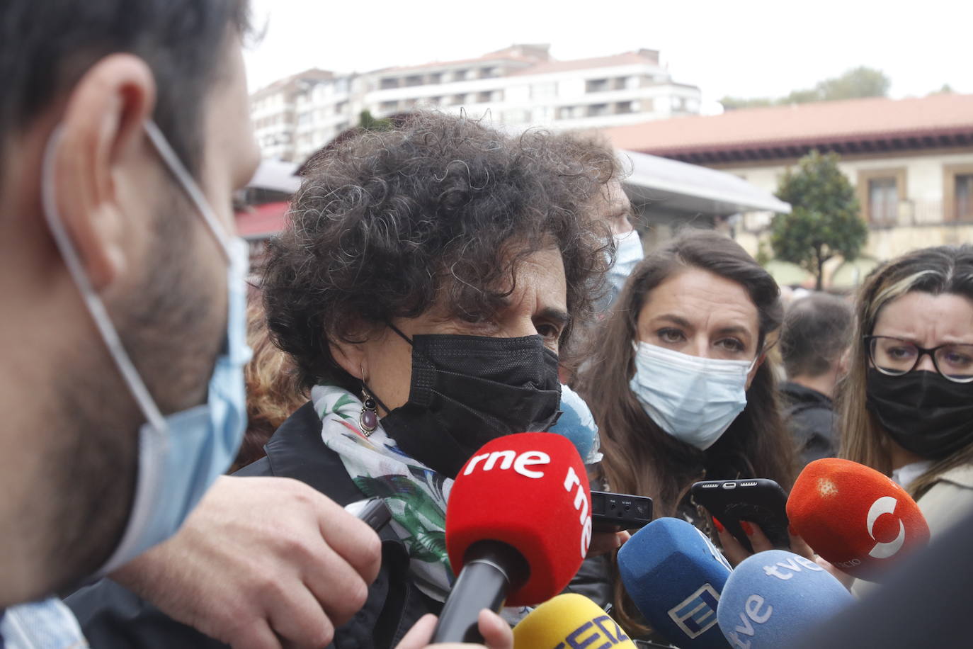 Miles de personas recorren el centro de Oviedo en la concentración por la oficialidad de la llingua. 