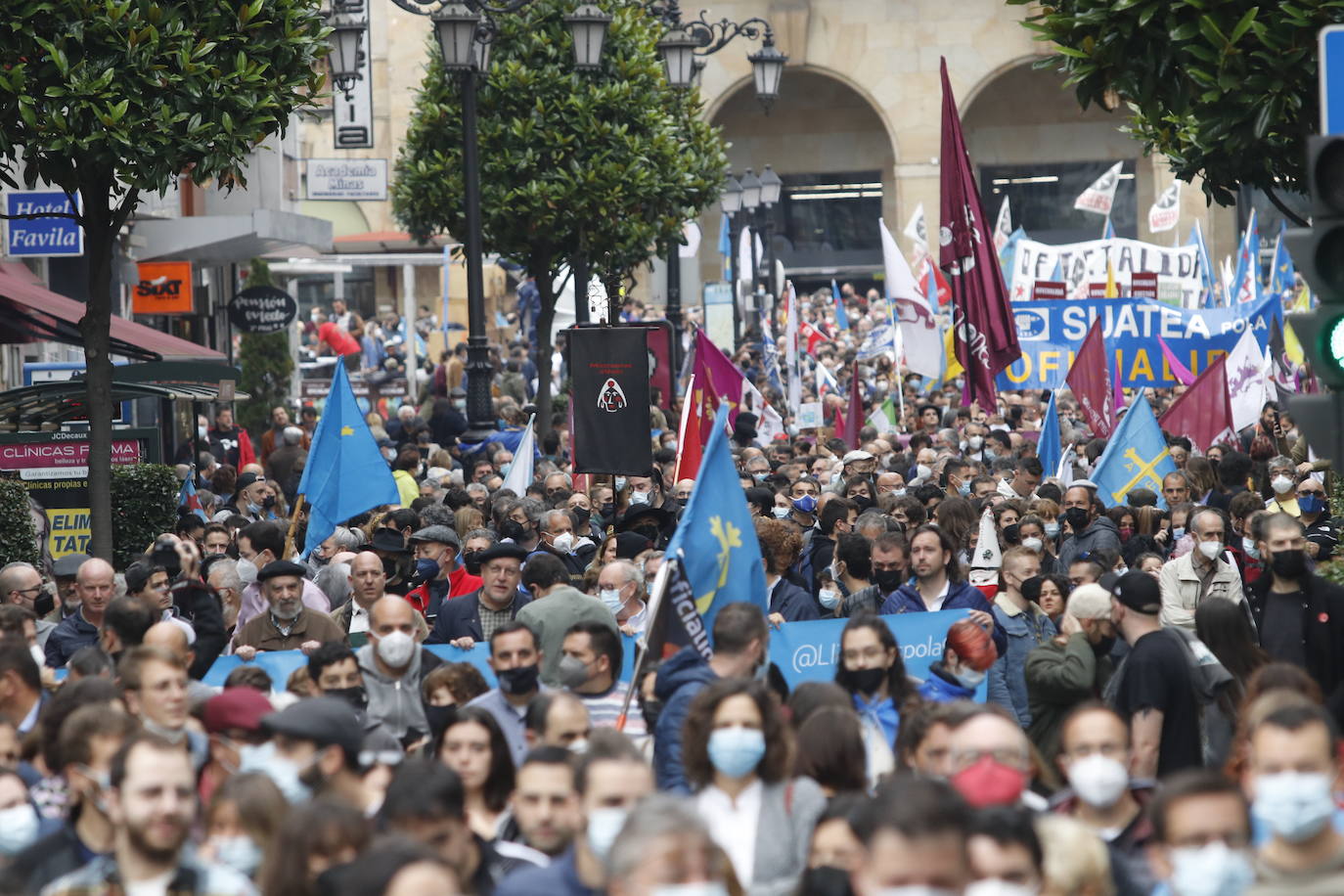 Miles de personas recorren el centro de Oviedo en la concentración por la oficialidad de la llingua. 