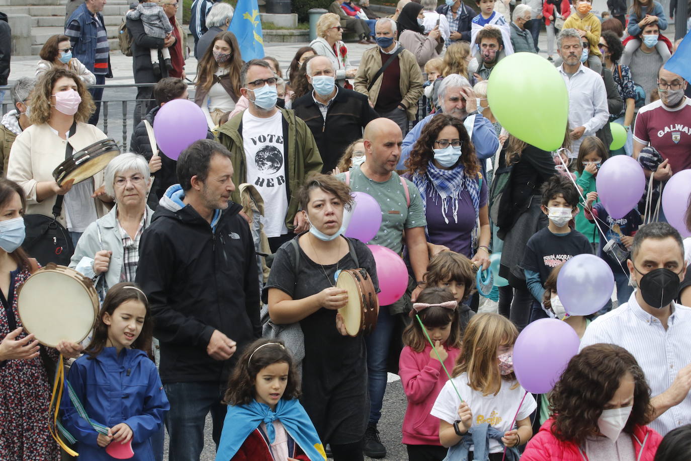 Miles de personas recorren el centro de Oviedo en la concentración por la oficialidad de la llingua. 