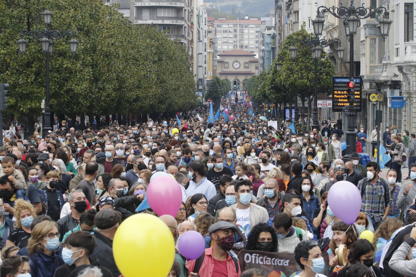 Miles de personas recorren el centro de Oviedo en la concentración por la oficialidad de la llingua. 