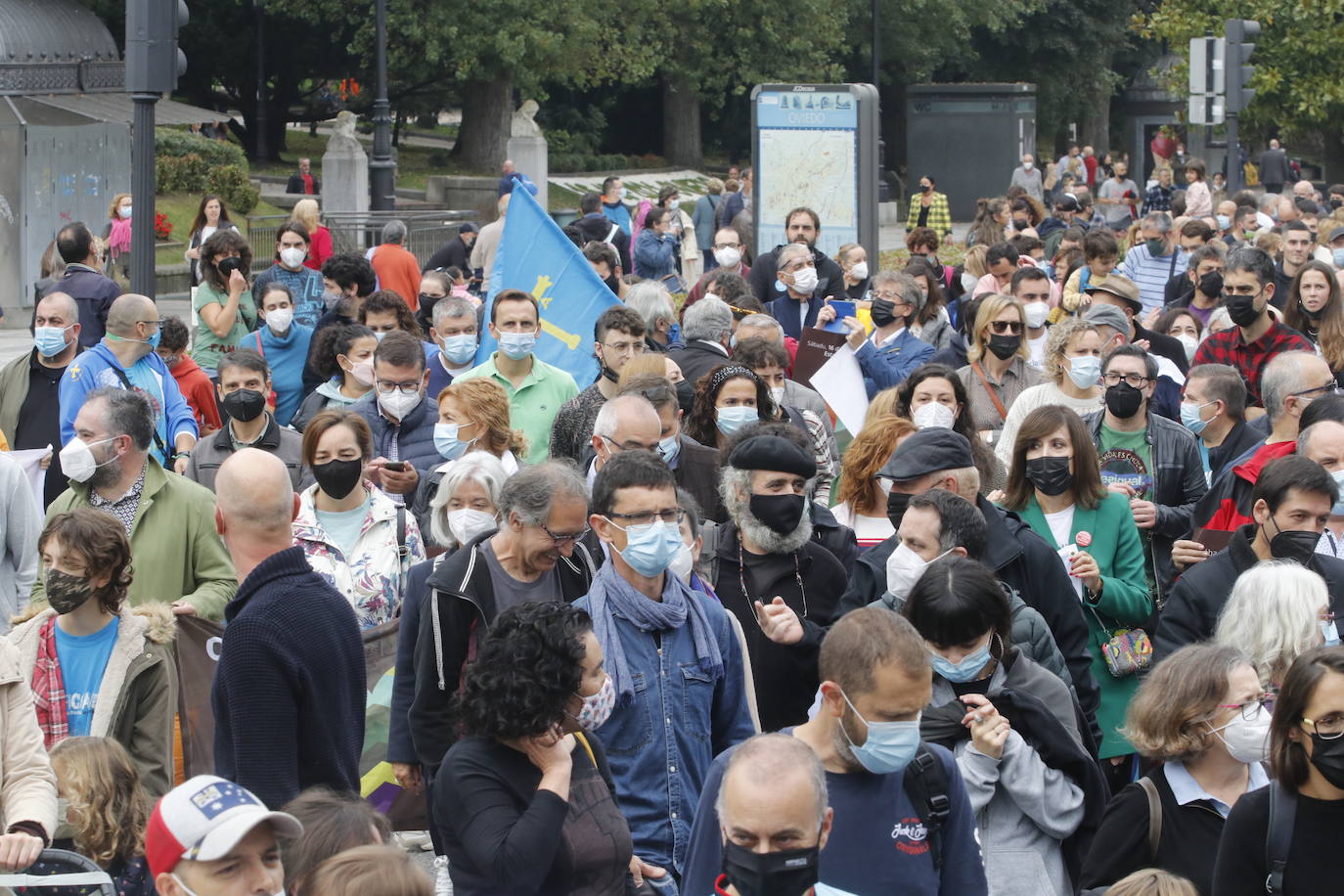 Miles de personas recorren el centro de Oviedo en la concentración por la oficialidad de la llingua. 