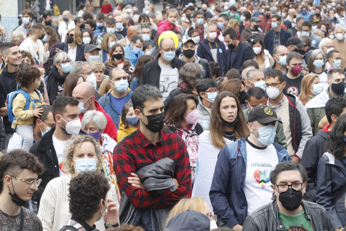 Miles de personas recorren el centro de Oviedo en la concentración por la oficialidad de la llingua. 