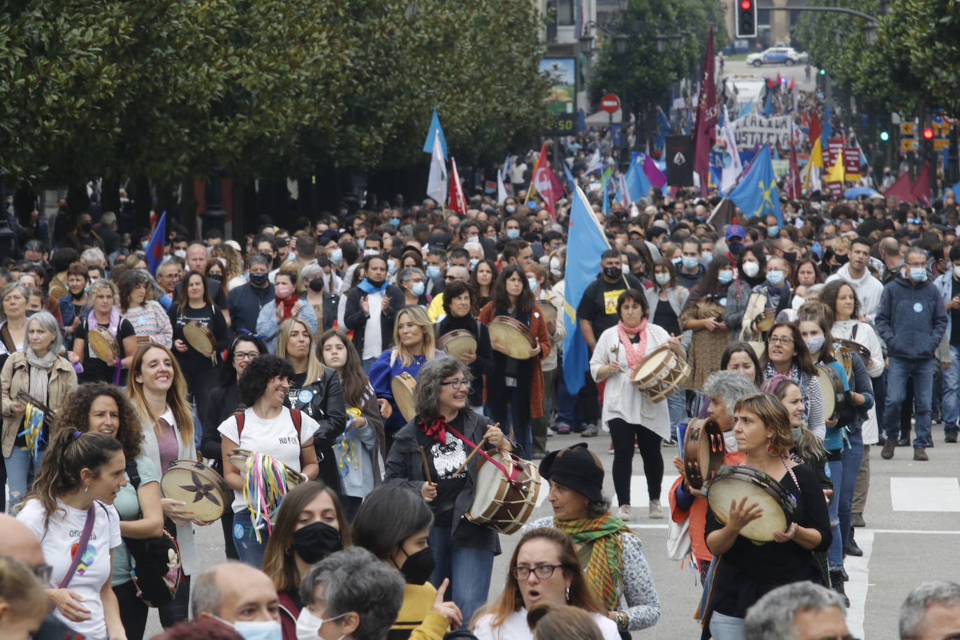 Miles de personas recorren el centro de Oviedo en la concentración por la oficialidad de la llingua. 