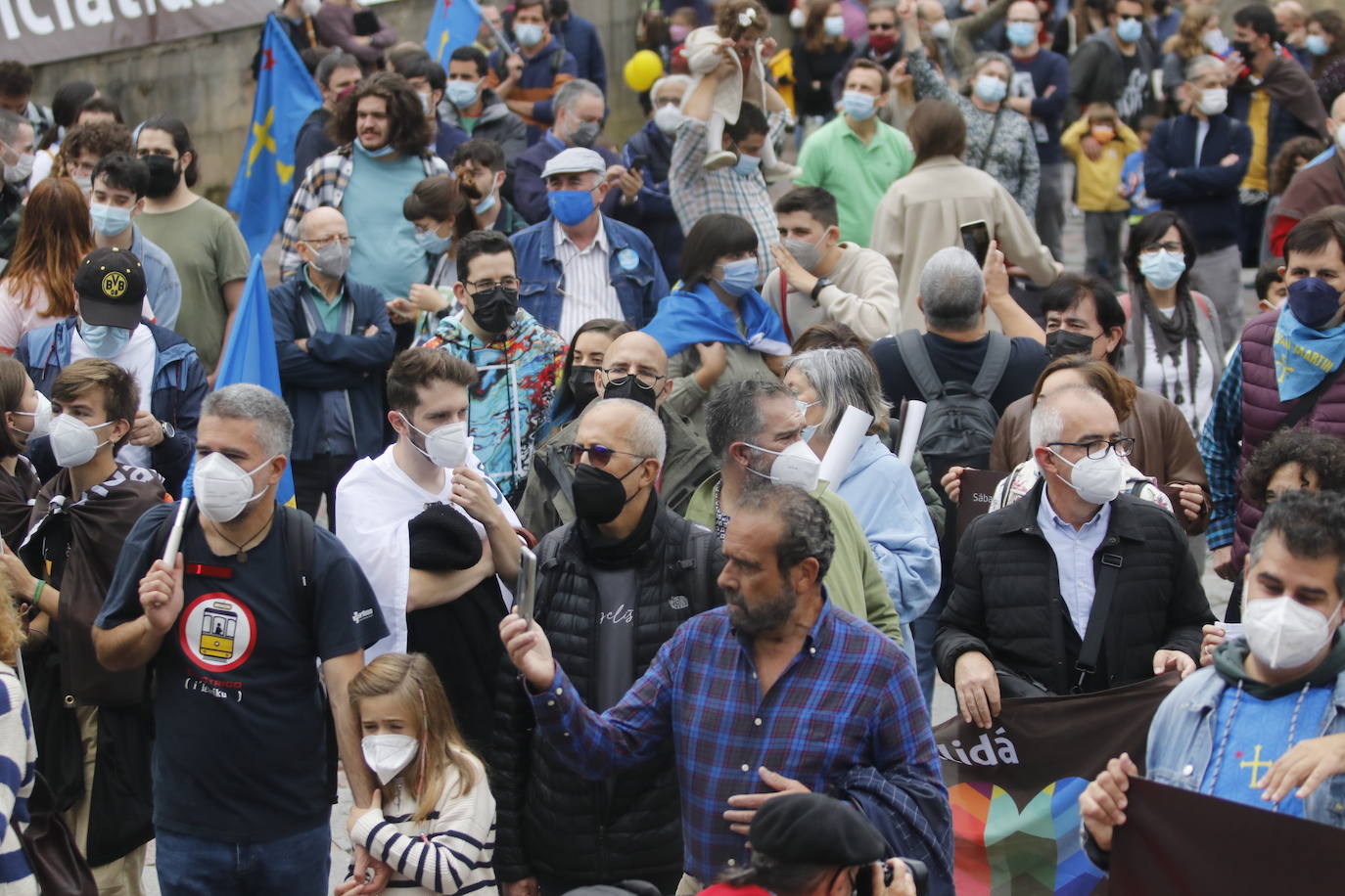Miles de personas recorren el centro de Oviedo en la concentración por la oficialidad de la llingua. 