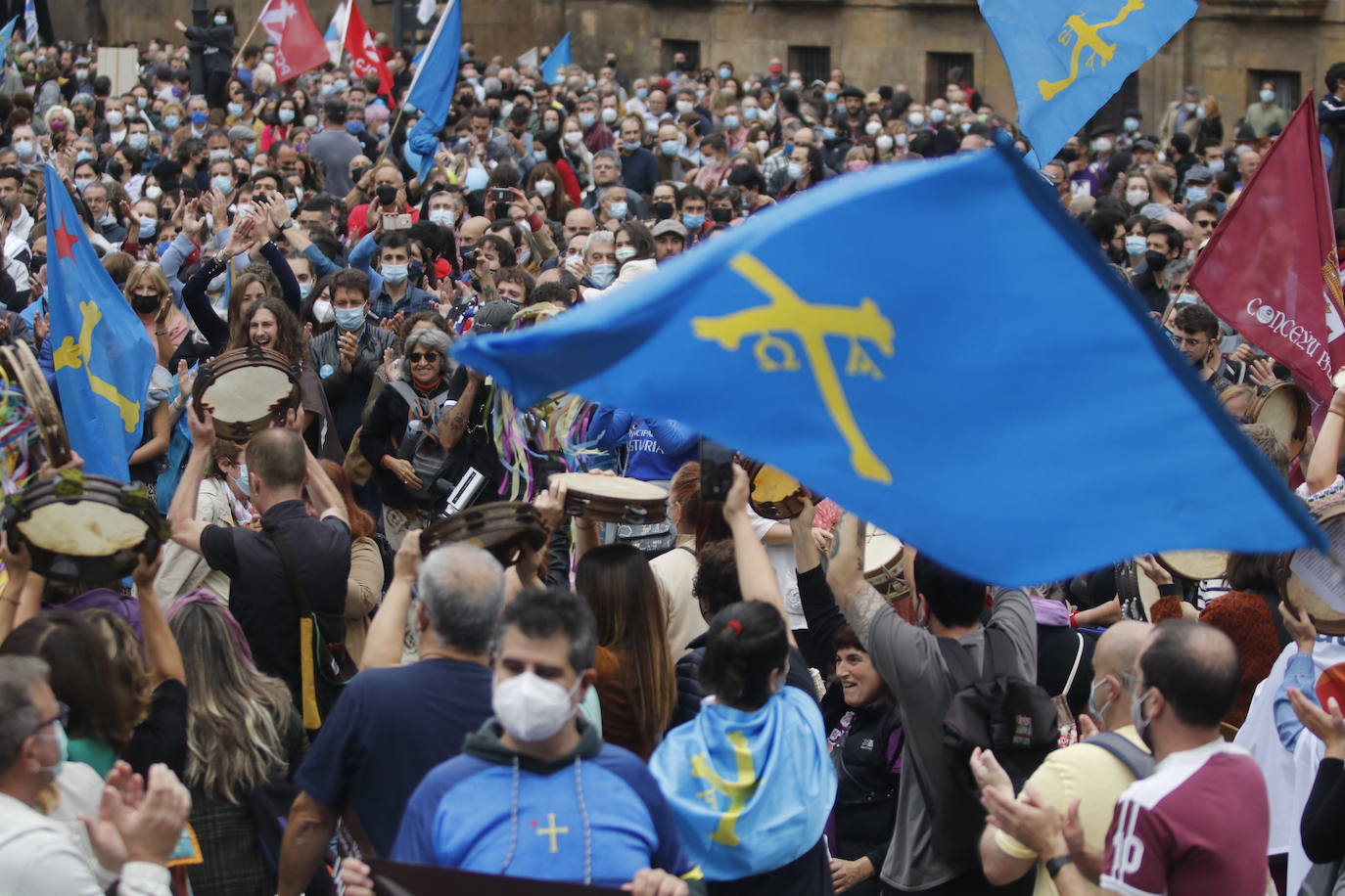 Miles de personas recorren el centro de Oviedo en la concentración por la oficialidad de la llingua. 