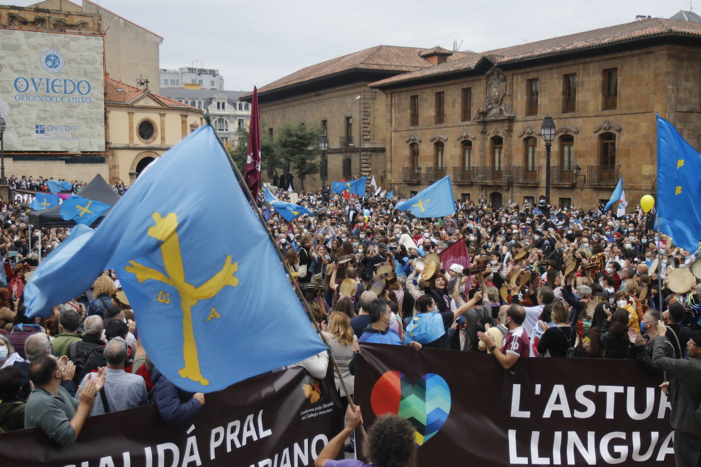 Miles de personas recorren el centro de Oviedo en la concentración por la oficialidad de la llingua. 
