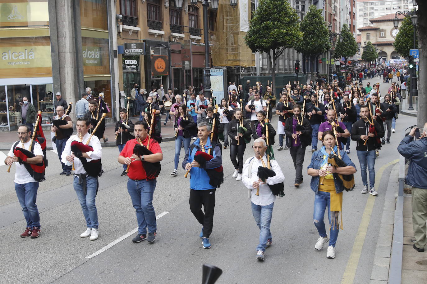 Miles de personas recorren el centro de Oviedo en la concentración por la oficialidad de la llingua. 