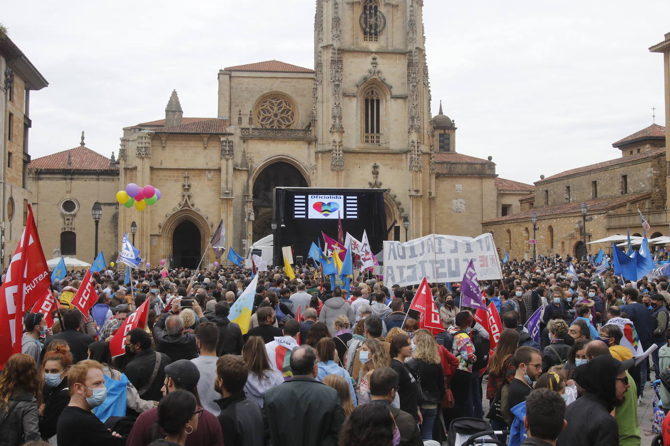 Miles de personas recorren el centro de Oviedo en la concentración por la oficialidad de la llingua. 