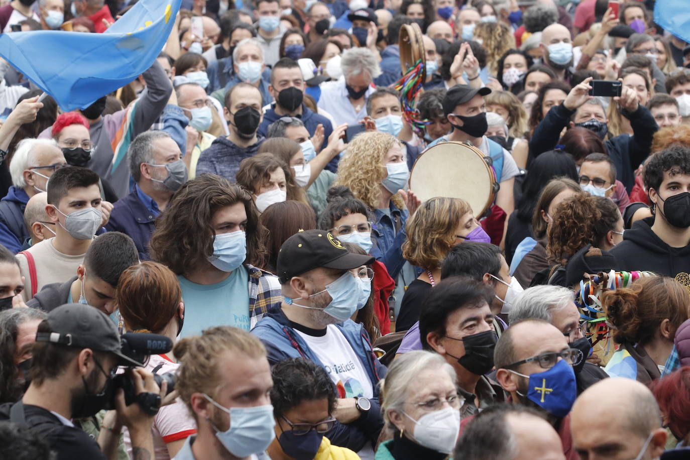 Miles de personas recorren el centro de Oviedo en la concentración por la oficialidad de la llingua. 