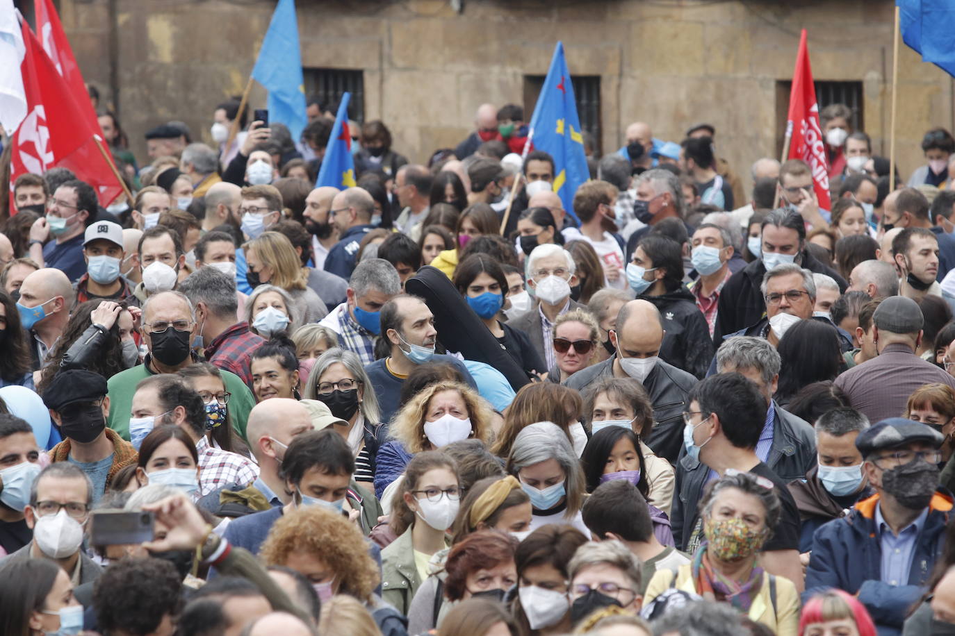 Miles de personas recorren el centro de Oviedo en la concentración por la oficialidad de la llingua. 