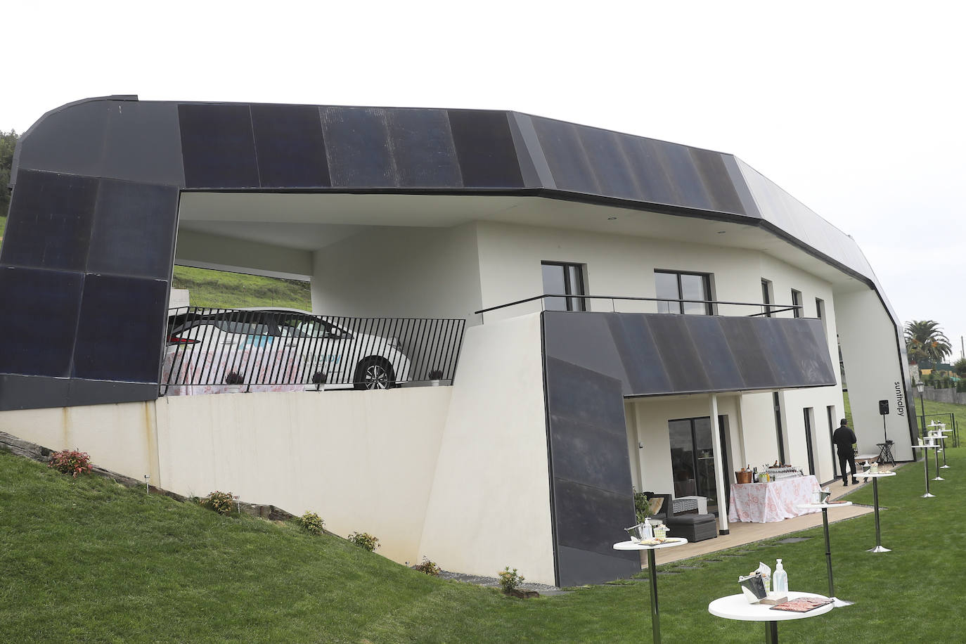 Sunthalpy ha celebrado su primer anivesario de desconexión. Una vivienda en Oviedo totalmente desconectada en el último año, tanto de la red eléctrica como de cualquier otra fuente de energía de origen fósil. 100% solar. Con cero costes. Un hito a nivel mundial