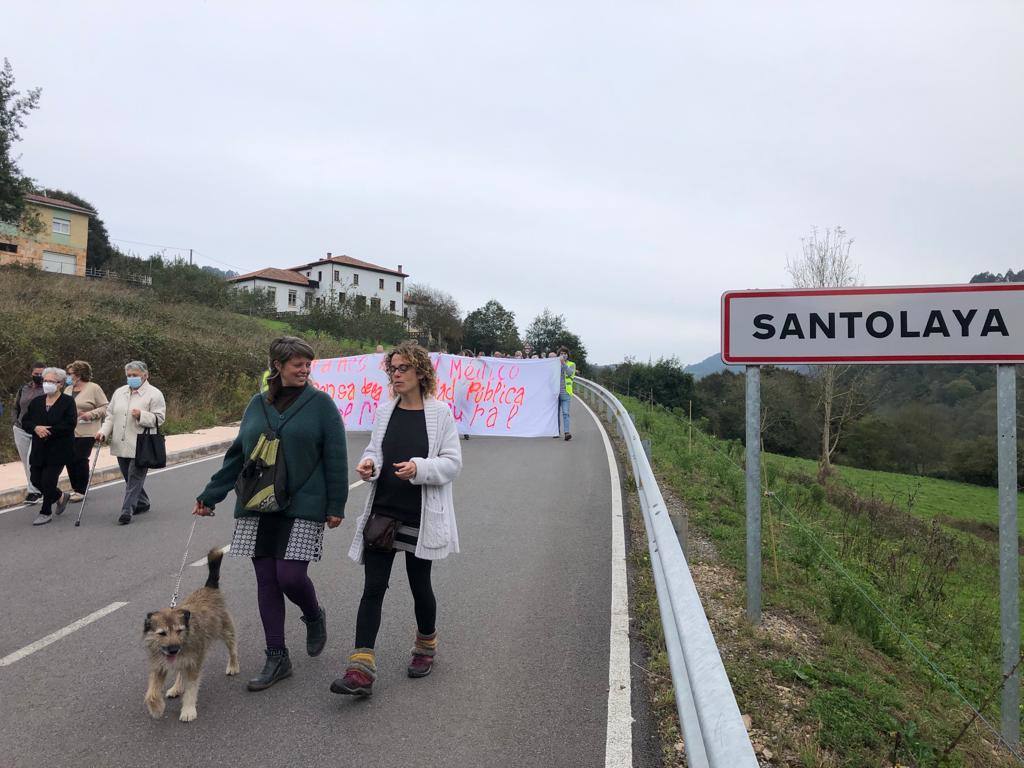 Más de trescientas personas se han concentrado en Santolaya para protestar por las carencias sanitarias que vive en concejo.«No reivindicamos más recursos sino que no nos quiten lo que tenemos», aseguró el alcalde Gerardo Fabián. Durante la marcha se leyó un manifiesto. «Es una cuestión de organización interna, únicamente, pero no nos pueden quitar a nosotros siempre para dar a otros y nunca a la inversa», añadió el regidor.