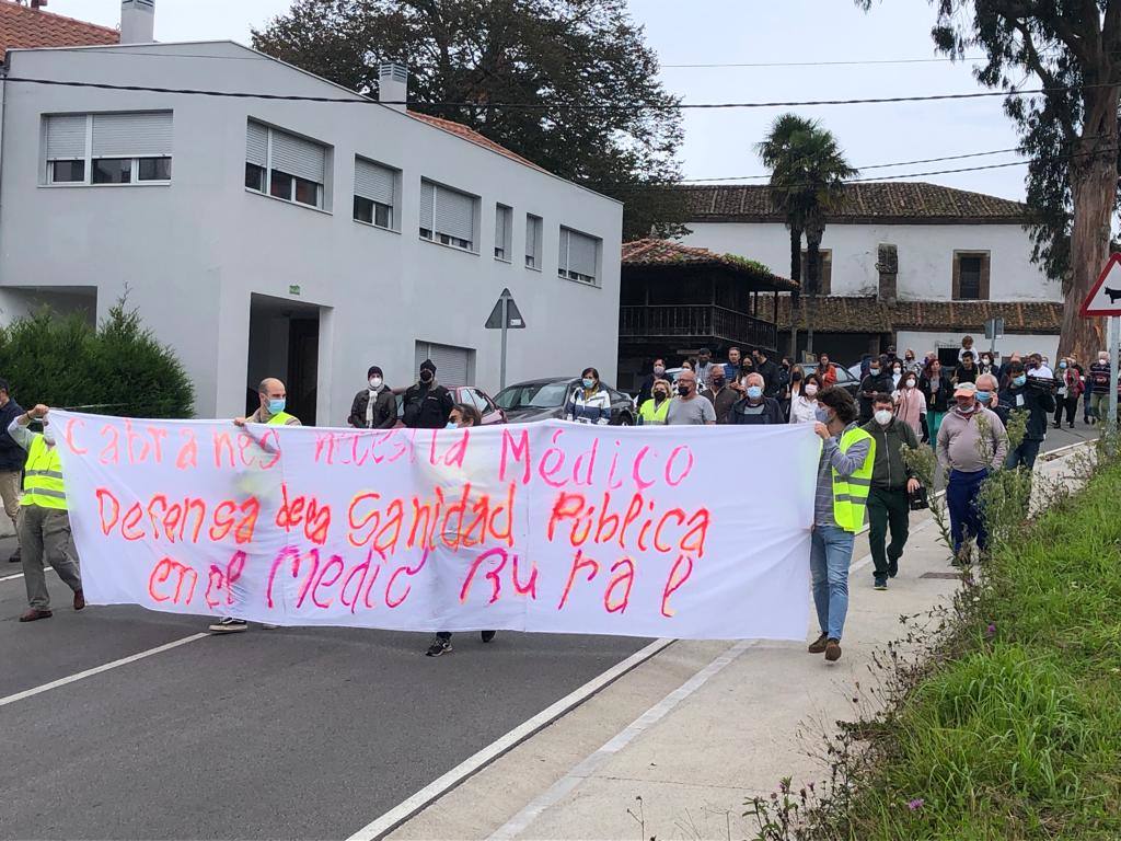 Más de trescientas personas se han concentrado en Santolaya para protestar por las carencias sanitarias que vive en concejo.«No reivindicamos más recursos sino que no nos quiten lo que tenemos», aseguró el alcalde Gerardo Fabián. Durante la marcha se leyó un manifiesto. «Es una cuestión de organización interna, únicamente, pero no nos pueden quitar a nosotros siempre para dar a otros y nunca a la inversa», añadió el regidor.