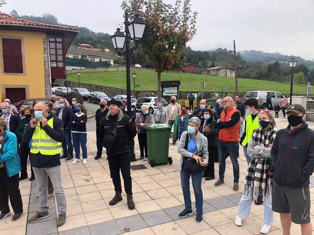 Más de trescientas personas se han concentrado en Santolaya para protestar por las carencias sanitarias que vive en concejo.«No reivindicamos más recursos sino que no nos quiten lo que tenemos», aseguró el alcalde Gerardo Fabián. Durante la marcha se leyó un manifiesto. «Es una cuestión de organización interna, únicamente, pero no nos pueden quitar a nosotros siempre para dar a otros y nunca a la inversa», añadió el regidor.