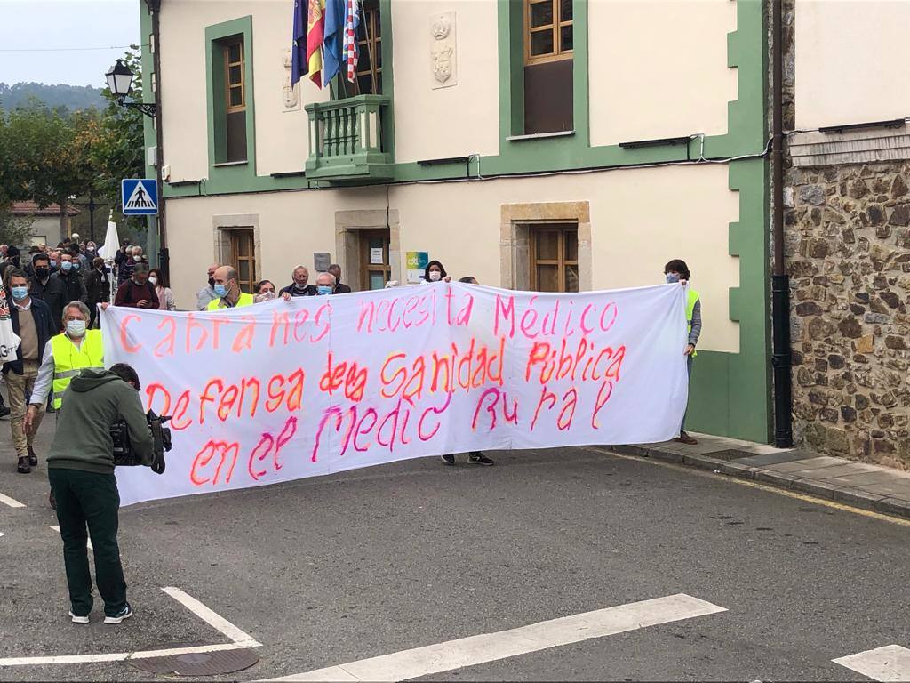 Más de trescientas personas se han concentrado en Santolaya para protestar por las carencias sanitarias que vive en concejo.«No reivindicamos más recursos sino que no nos quiten lo que tenemos», aseguró el alcalde Gerardo Fabián. Durante la marcha se leyó un manifiesto. «Es una cuestión de organización interna, únicamente, pero no nos pueden quitar a nosotros siempre para dar a otros y nunca a la inversa», añadió el regidor.