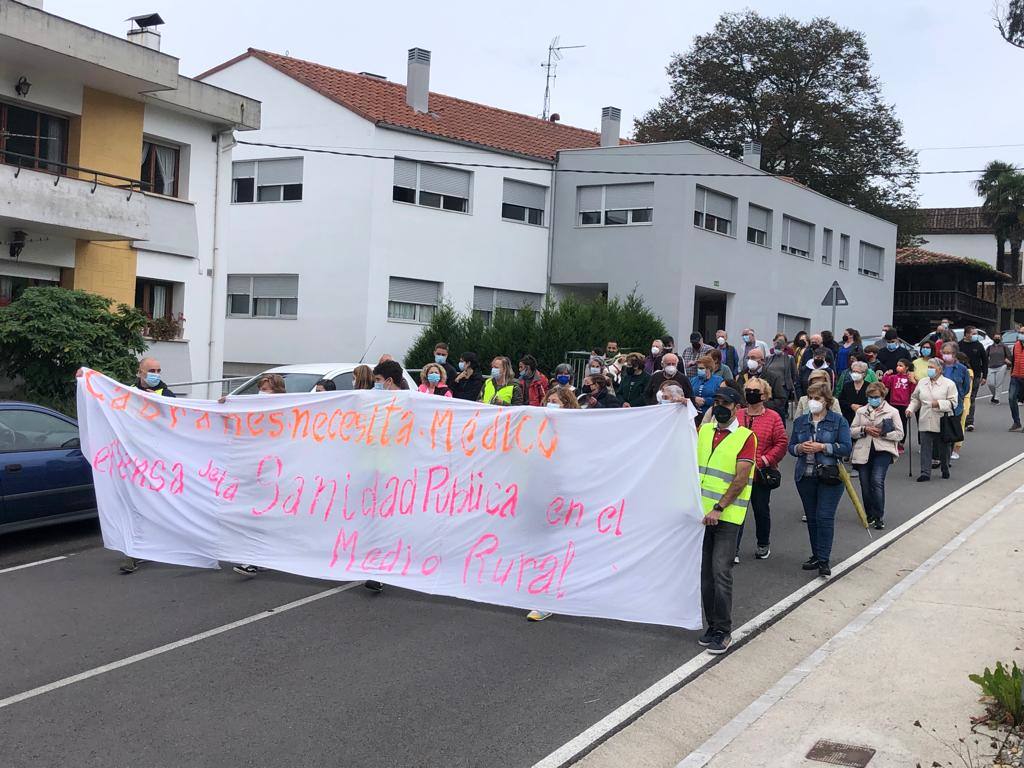Más de trescientas personas se han concentrado en Santolaya para protestar por las carencias sanitarias que vive en concejo.«No reivindicamos más recursos sino que no nos quiten lo que tenemos», aseguró el alcalde Gerardo Fabián. Durante la marcha se leyó un manifiesto. «Es una cuestión de organización interna, únicamente, pero no nos pueden quitar a nosotros siempre para dar a otros y nunca a la inversa», añadió el regidor.