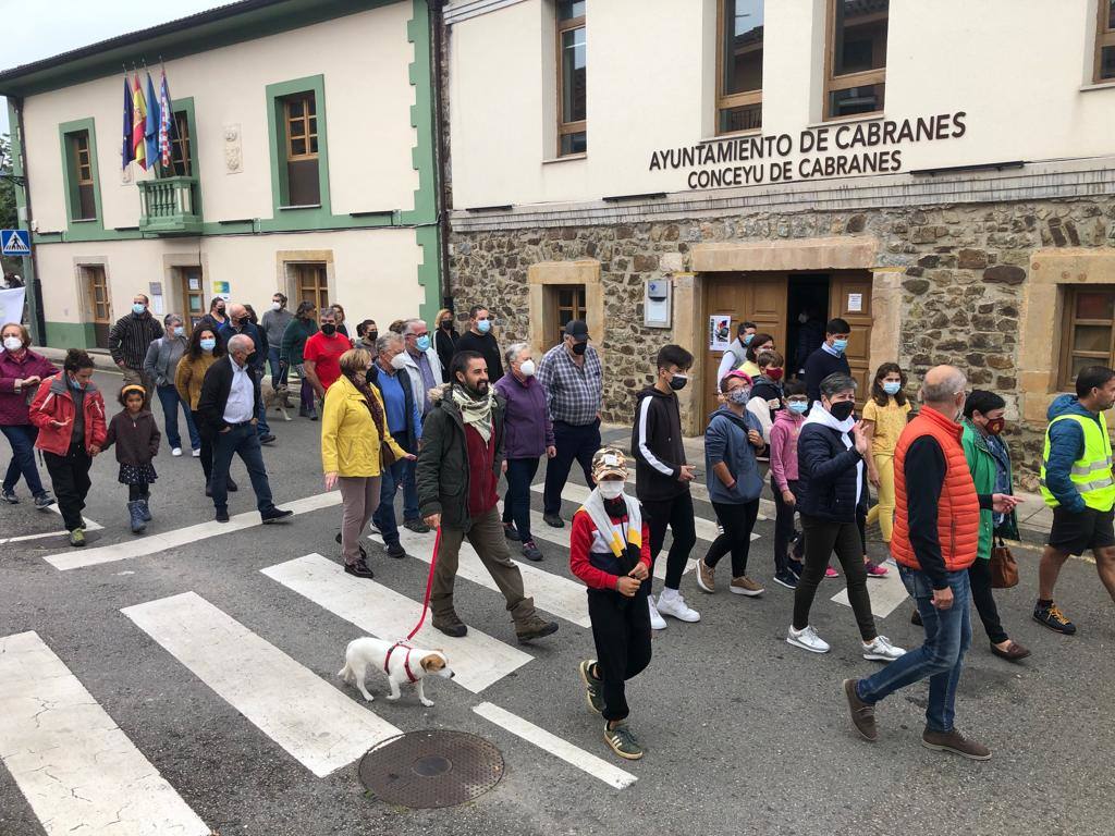 Más de trescientas personas se han concentrado en Santolaya para protestar por las carencias sanitarias que vive en concejo.«No reivindicamos más recursos sino que no nos quiten lo que tenemos», aseguró el alcalde Gerardo Fabián. Durante la marcha se leyó un manifiesto. «Es una cuestión de organización interna, únicamente, pero no nos pueden quitar a nosotros siempre para dar a otros y nunca a la inversa», añadió el regidor.