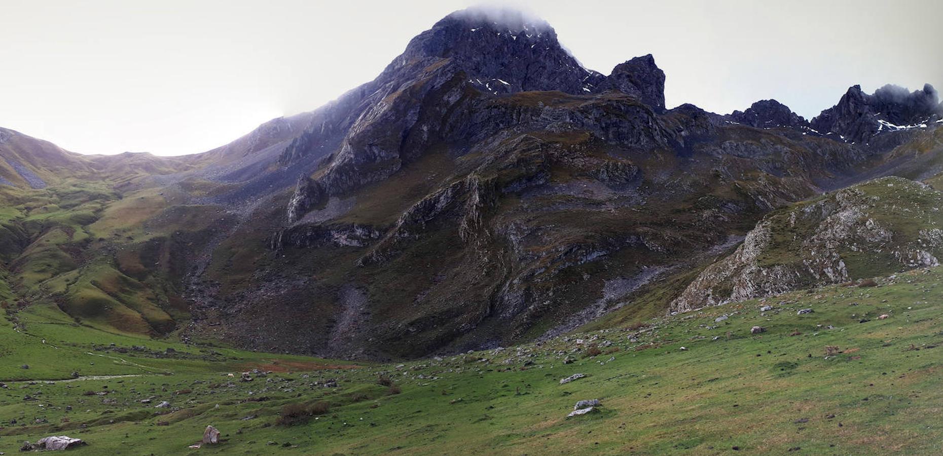 Peña Ubiña: La subida a la mítica Peña Ubiña puede realizarse desde varios puntos, uno de ellos es el que parte desde Tuiza de Arriba (Lena) hasta esta cumbre de 1.210 m. Una caminata exigente en la que nos encontraremos con las idílicas praderas de la Boquera del Meicín y con el mismo Refugio, además de un entorno iigualable y repleto de otras grandes cumbres pertenecientes a este bellísimo Parque Natural de Las Ubiñas-La Mesa.