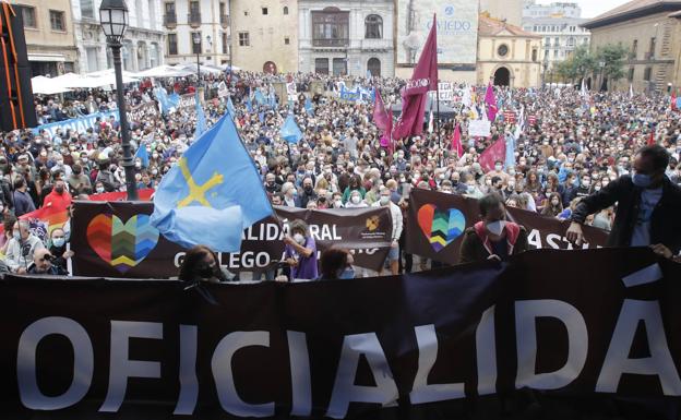 Imagen. Miles de personas e concentran en Oviedo por la oficialidad de la llingua.