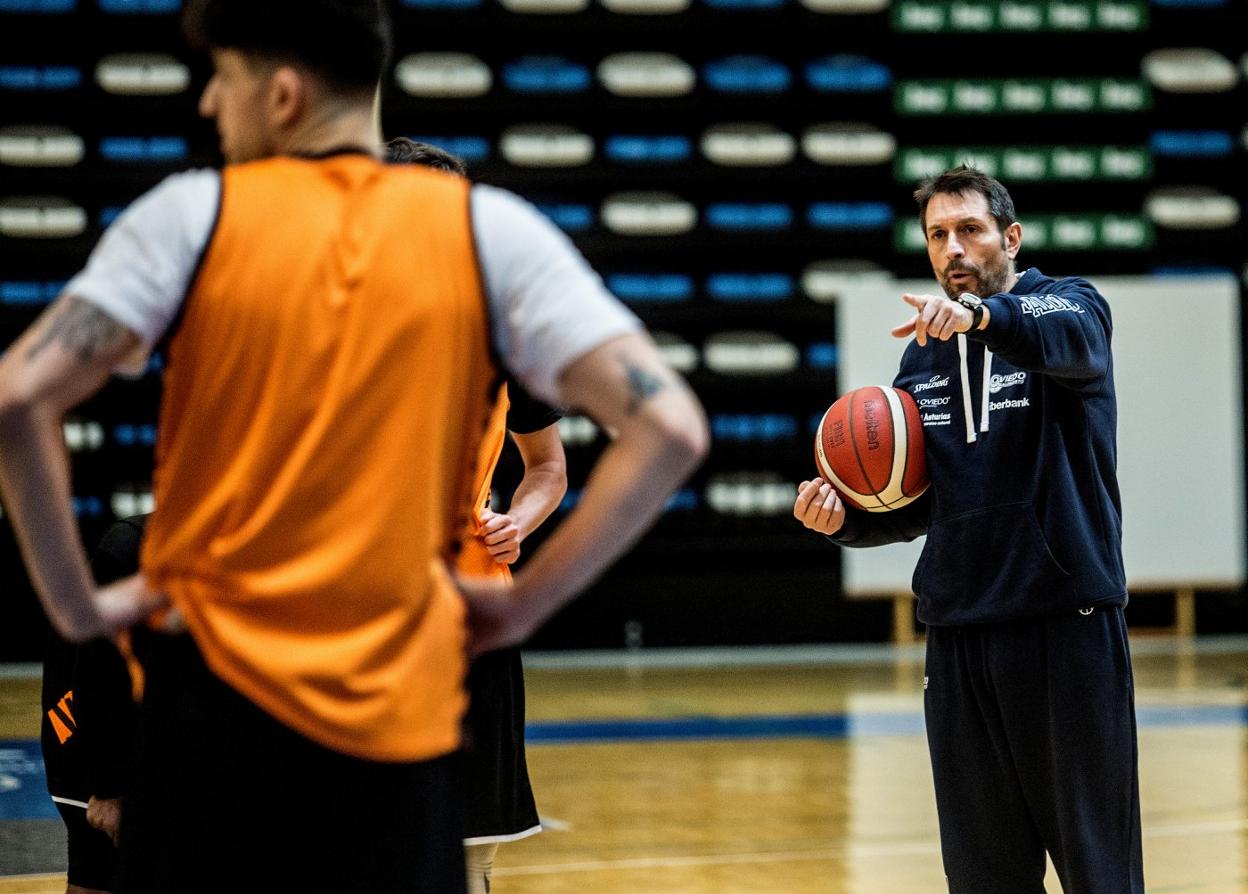 Nacho Lezcano da instrucciones durante un entrenamiento. 