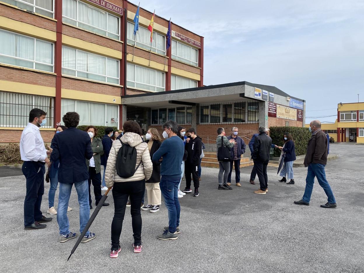 Familias y alumnos se concentraron ayer en Luarca para que se resuelva el problema del transporte escolar. 