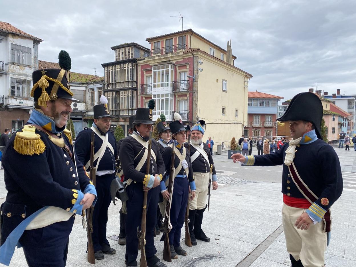 El general Rafael del Riego, a su llegada a la plaza del Ayuntamiento de Tineo. 