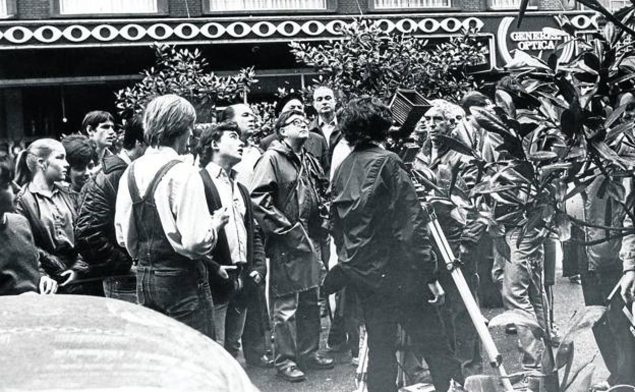 El rodaje despertó el interés de los gijoneses, que se acercaban para ver de cerca la máquina del cine. 