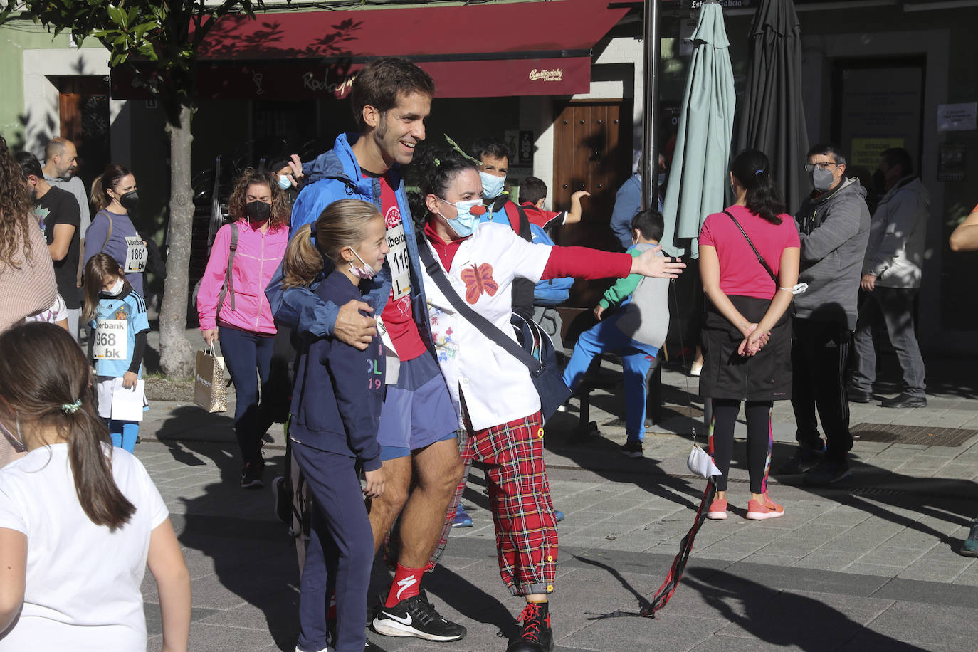 La villa acogió la décima marcha solidaria y carrera mixta contra el cáncer. Cientos de vecinos de todas las edades se convirtieron en ganadores aportando cinco euros destinados a la investigación para luchar contra esta enfermedad. 