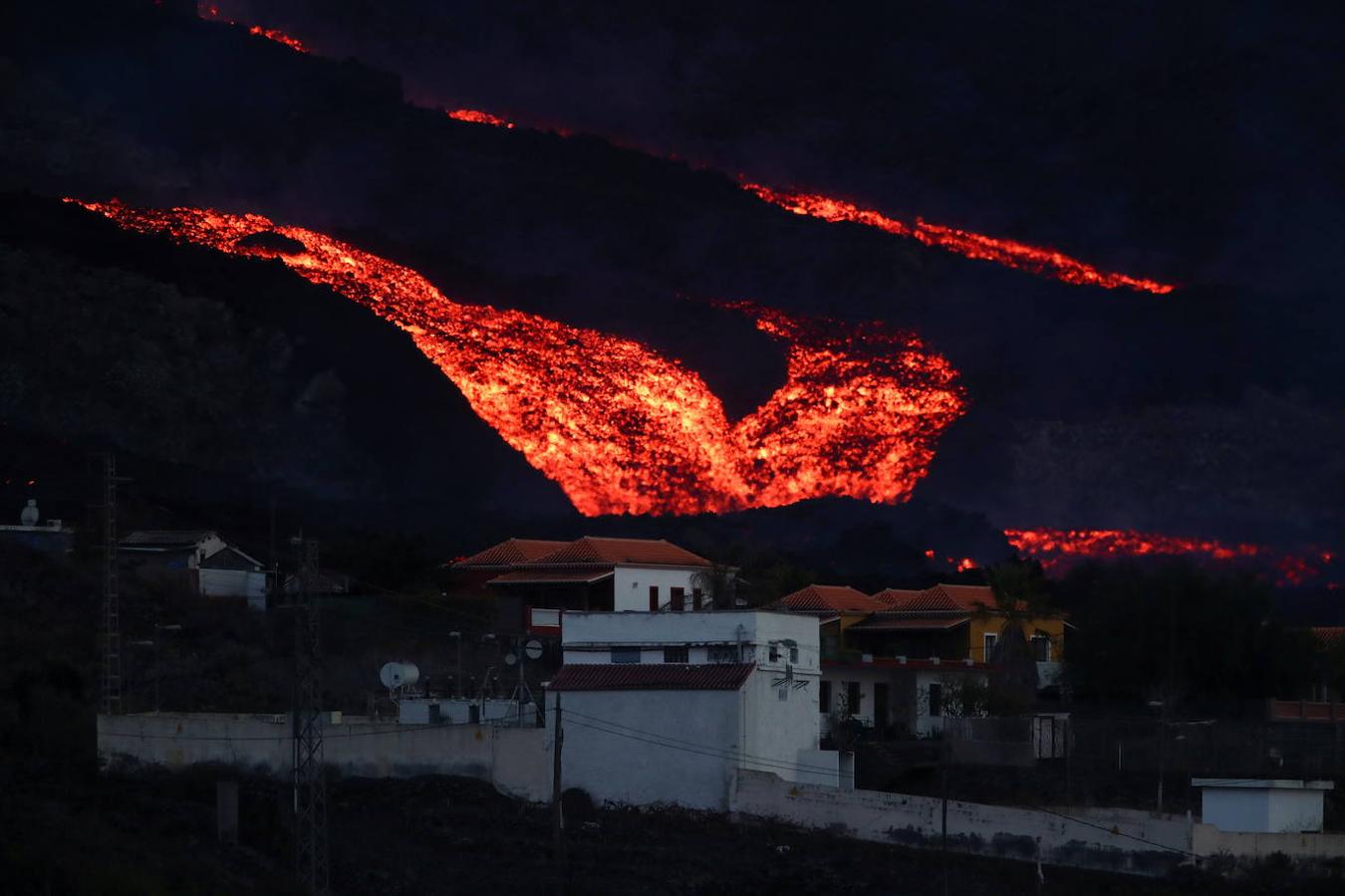 El volcán de La Palma continúa en erupción tras un mes de actividad. Su fuerza sigue arrasando plantaciones agrícolas con una nueva boca en el área del cono principal, que expulsa gran cantidad de cenizas y lava, además de provocar numerosos temblores. 