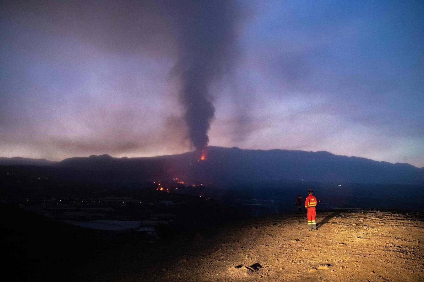 El volcán de La Palma continúa en erupción tras un mes de actividad. Su fuerza sigue arrasando plantaciones agrícolas con una nueva boca en el área del cono principal, que expulsa gran cantidad de cenizas y lava, además de provocar numerosos temblores. 