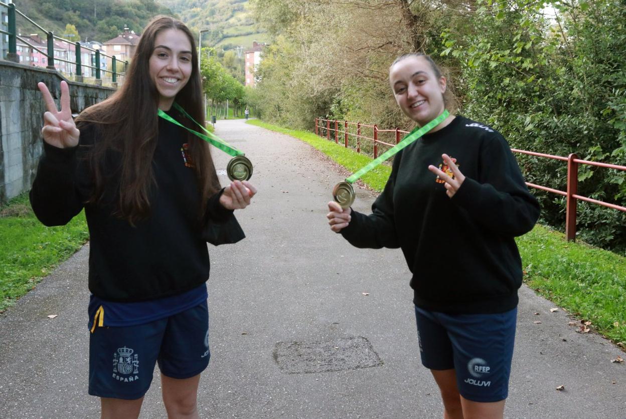 Marta Piquero y Sara Roces, con sus medallas que les acreditan como campeonas de Europa. 