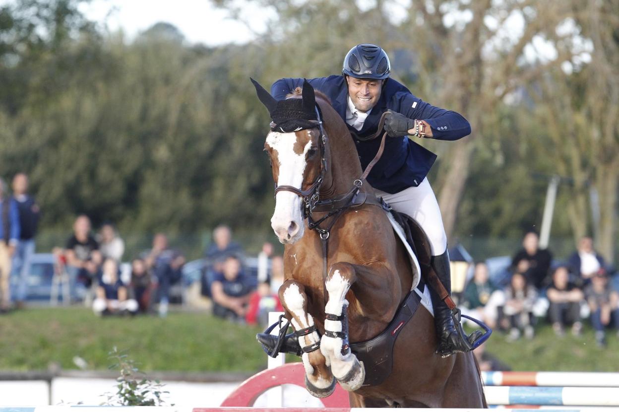 Álvaro Díaz, durante su recorrido triunfal, supera un obstáculo. 