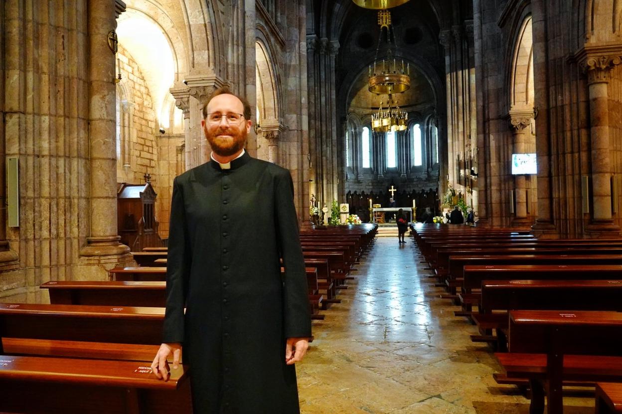David Cueto, nuevo canónigo de la Basílica de Covadonga, en el interior del templo tras oficiar una misa. 