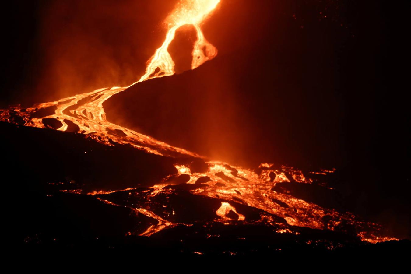 El volcán de La Palma continúa en erupción tras un mes de actividad. Su fuerza sigue arrasando plantaciones agrícolas con una nueva boca en el área del cono principal, que expulsa gran cantidad de cenizas y lava, además de provocar numerosos temblores. 