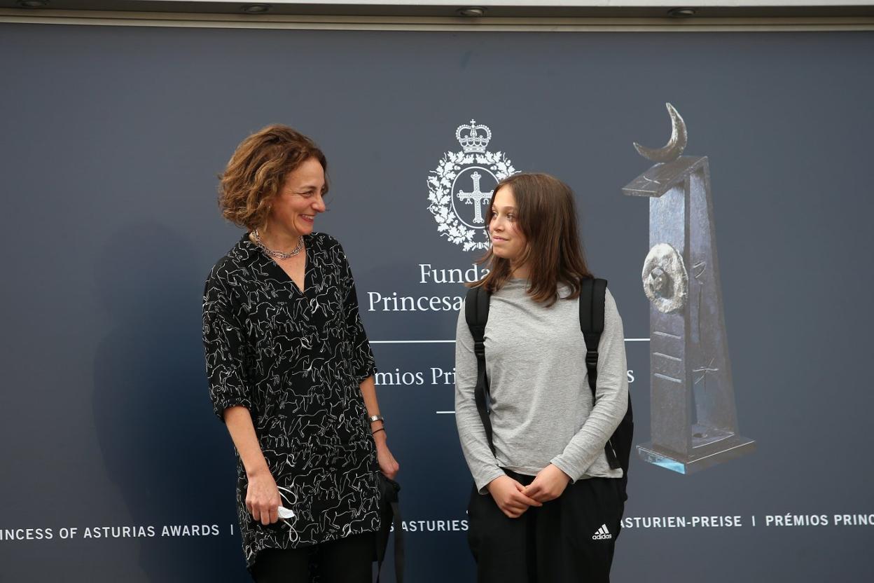Lucy Lake, con su hija, a su llegada a Oviedo. 