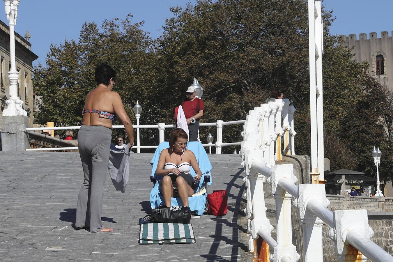 Asturias alcanza los 30 grados en este mes de octubre, en pleno otoño, y los asturianos no dudan en disfrutar de la soleada jornada en las playas y lugares de paseo.