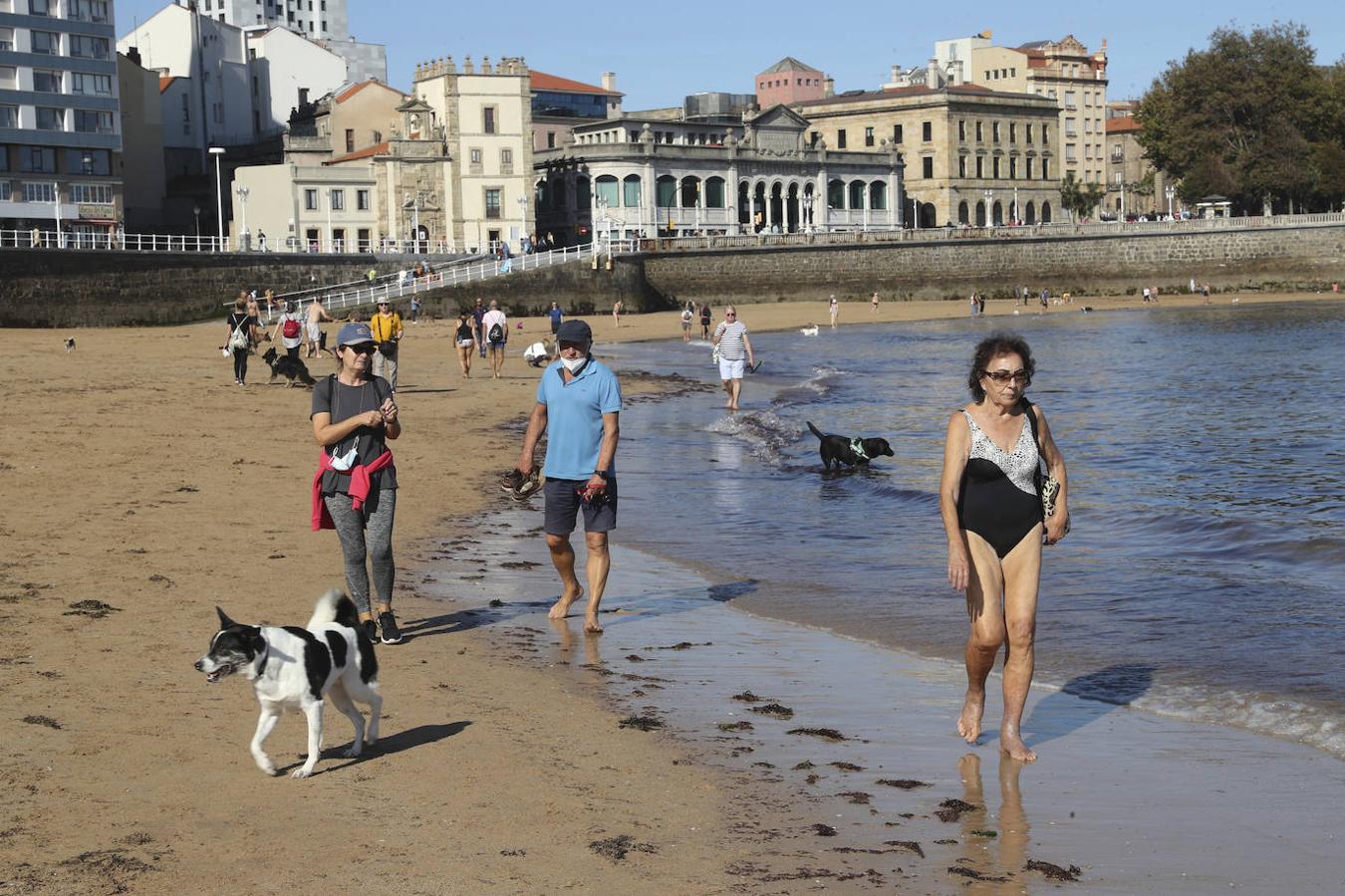 Asturias alcanza los 30 grados en este mes de octubre, en pleno otoño, y los asturianos no dudan en disfrutar de la soleada jornada en las playas y lugares de paseo.