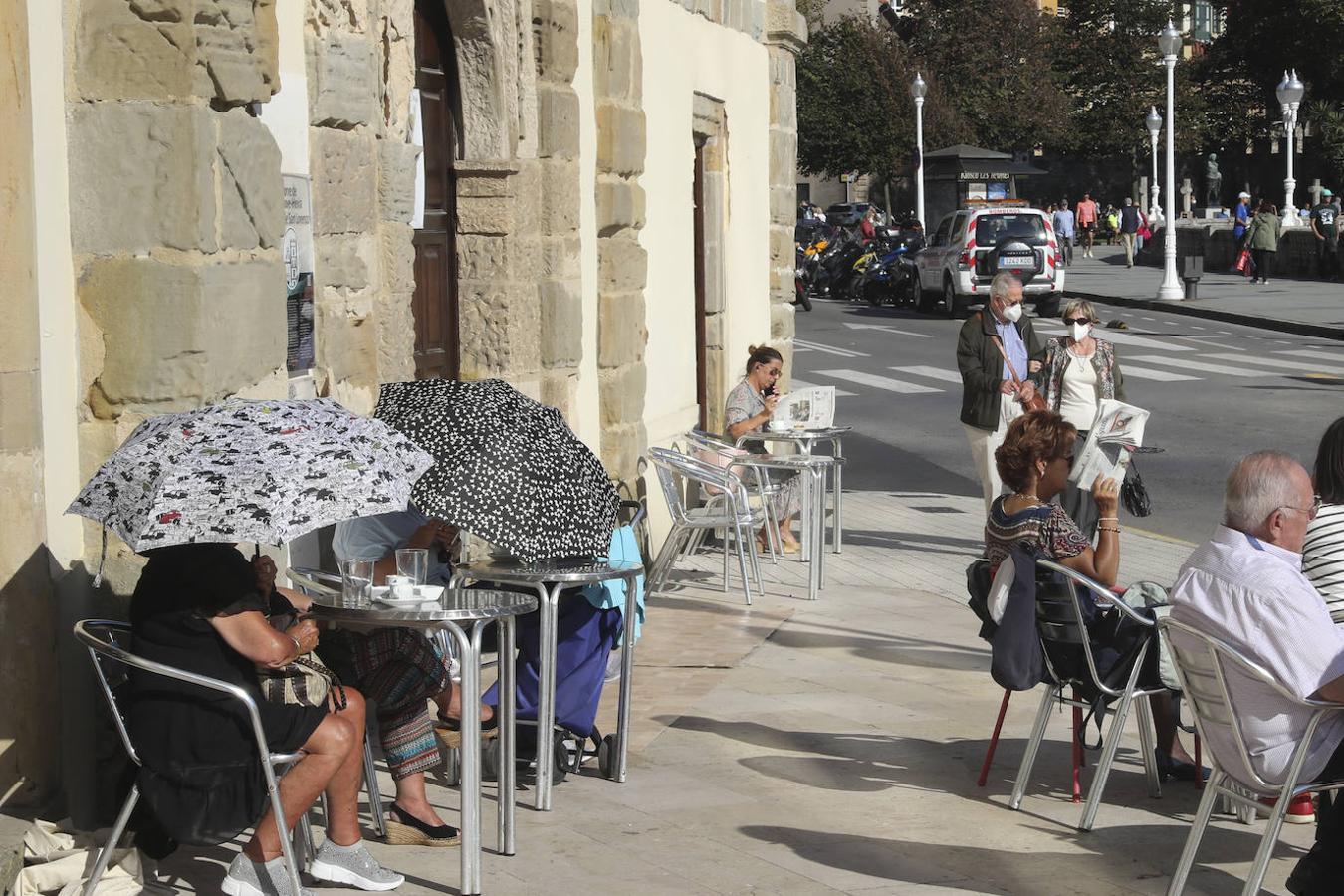 Asturias alcanza los 30 grados en este mes de octubre, en pleno otoño, y los asturianos no dudan en disfrutar de la soleada jornada en las playas y lugares de paseo.