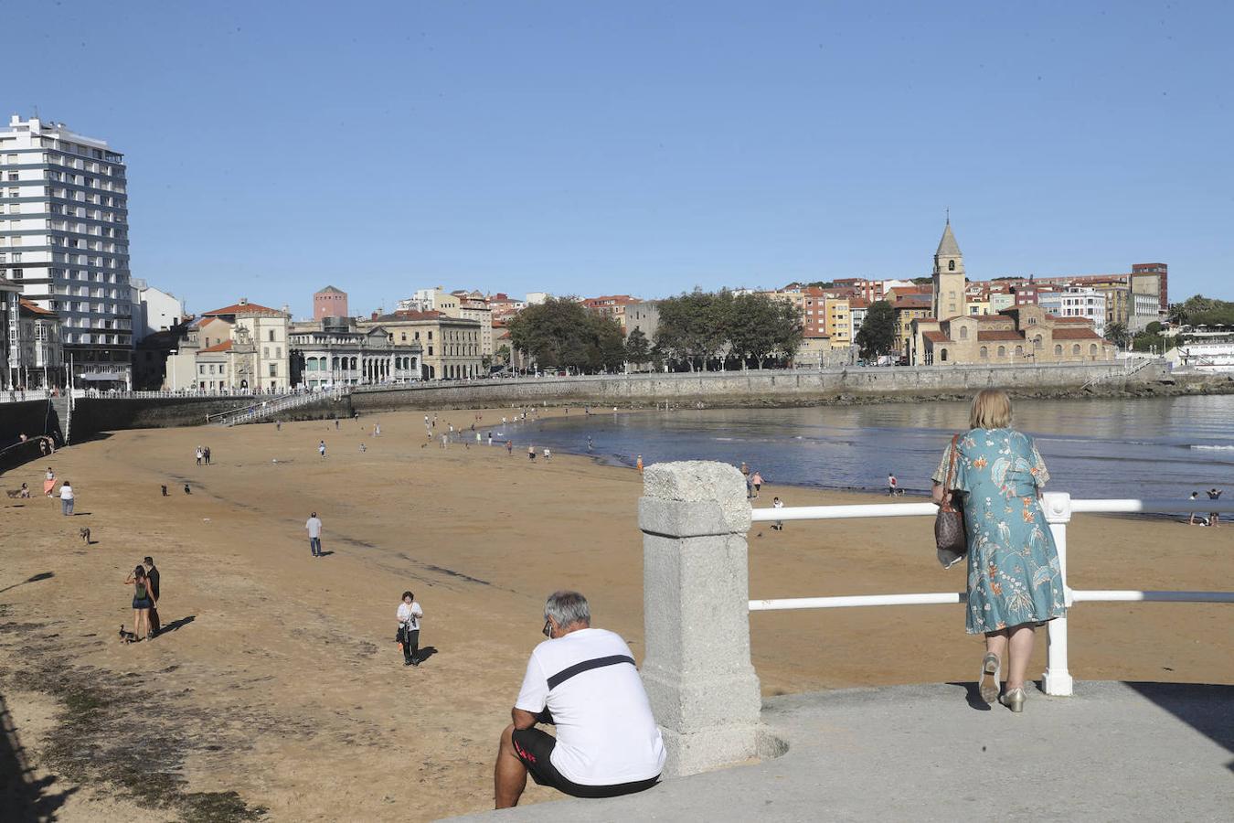 Asturias alcanza los 30 grados en este mes de octubre, en pleno otoño, y los asturianos no dudan en disfrutar de la soleada jornada en las playas y lugares de paseo.