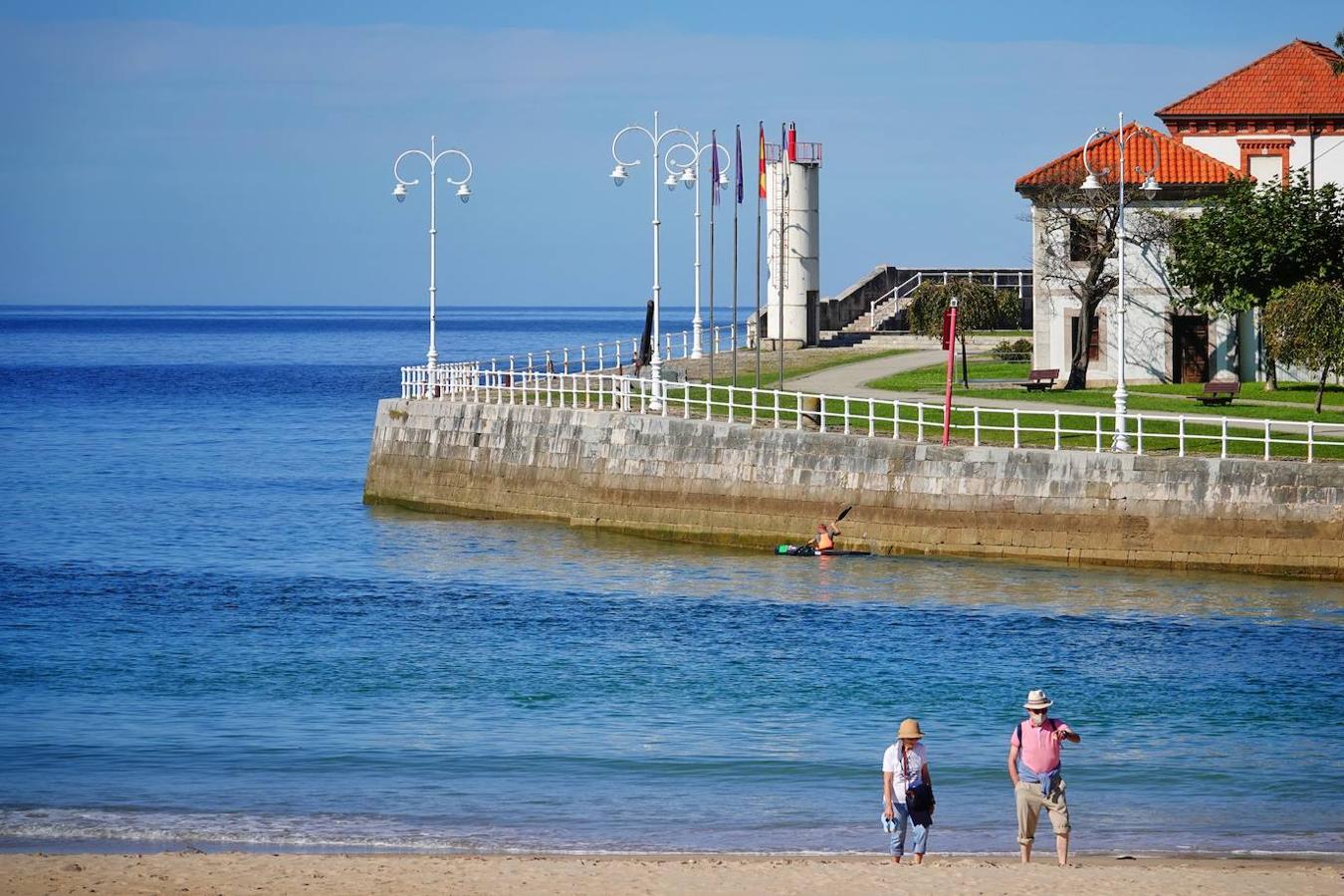 Asturias alcanza los 30 grados en este mes de octubre, en pleno otoño, y los asturianos no dudan en disfrutar de la soleada jornada en las playas y lugares de paseo.