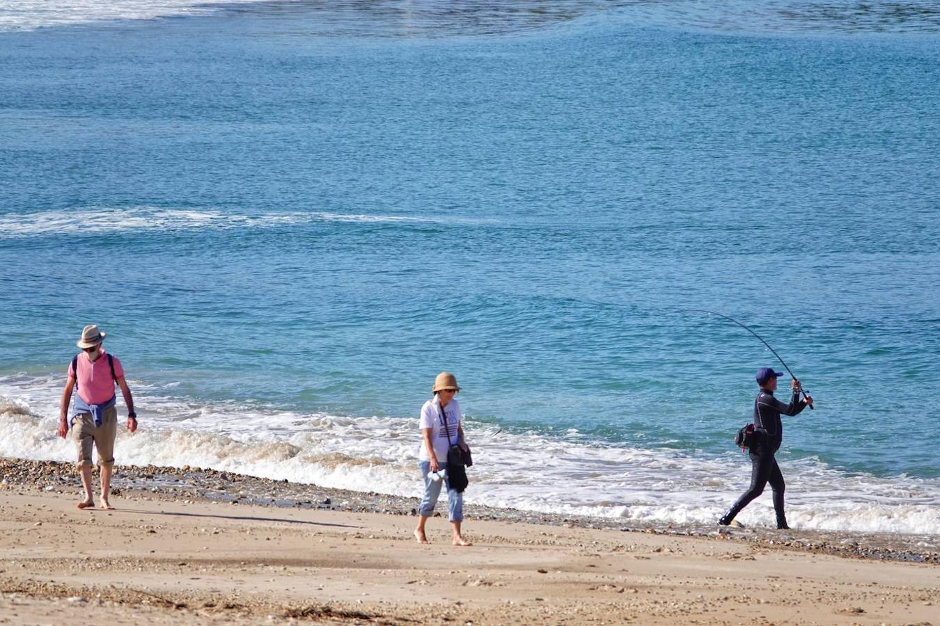 Asturias alcanza los 30 grados en este mes de octubre, en pleno otoño, y los asturianos no dudan en disfrutar de la soleada jornada en las playas y lugares de paseo.