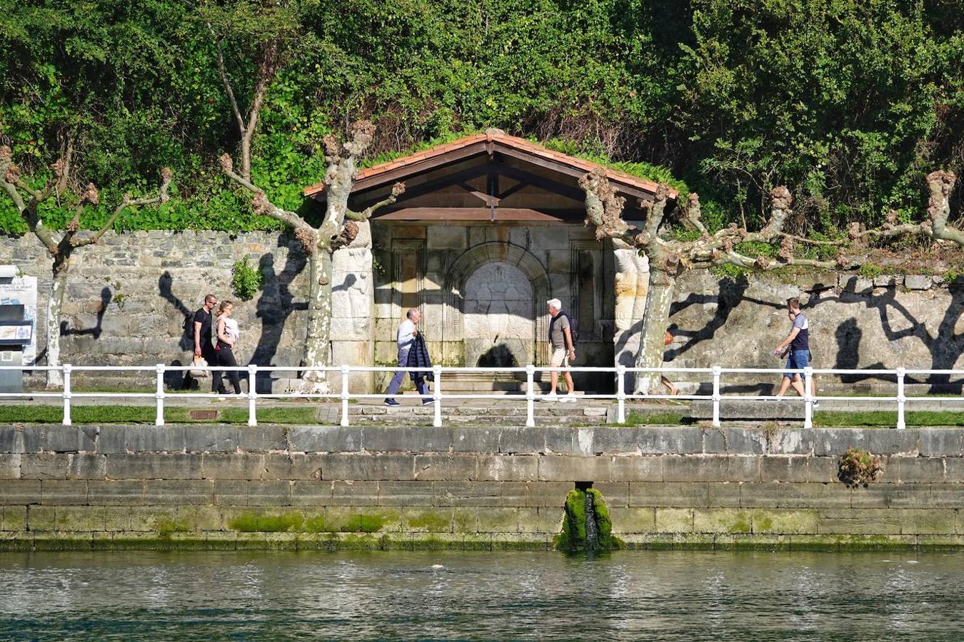 Asturias alcanza los 30 grados en este mes de octubre, en pleno otoño, y los asturianos no dudan en disfrutar de la soleada jornada en las playas y lugares de paseo.